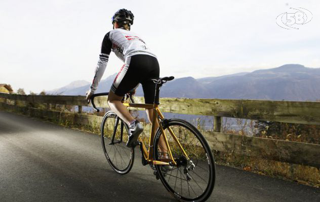 Greci, ciclista vola in una cunetta. Salvo per miracolo