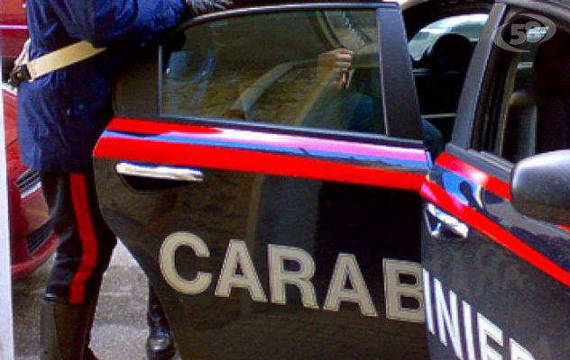 Padre e figlio picchiano il datore di lavoro: rissa furibonda