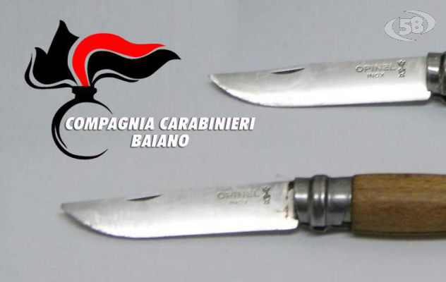 In auto con due coltelli serramanico, beccato