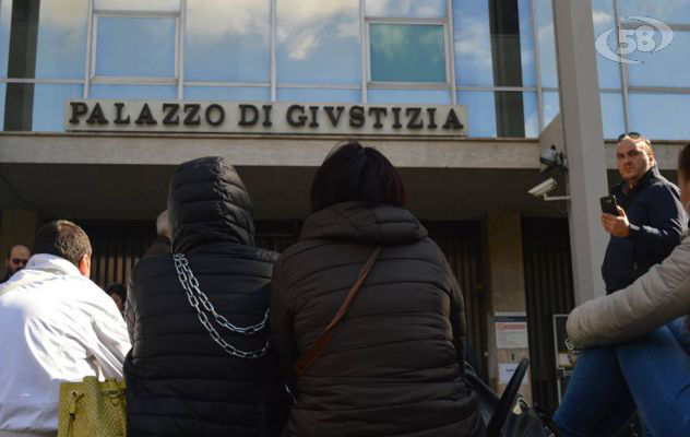 Strage del bus, associazione A-16 in catene davanti al tribunale