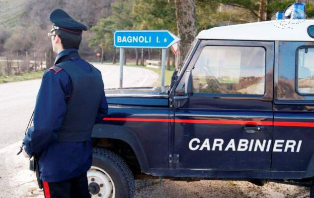 Prima litiga con l'amico poi prende a calci l'auto dei Carabinieri: denunciato