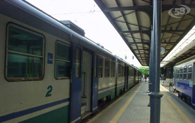 Ariano, ferrovia abbandonata: si fermano solo due treni. Maraia scrive a De Luca