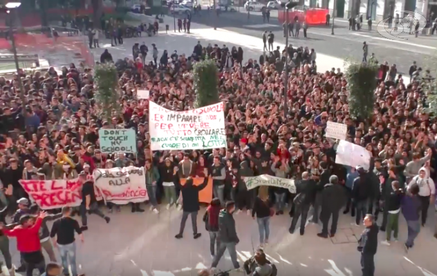 Sicurezza e trasferimenti, studenti in piazza. L'ordinanza resta
