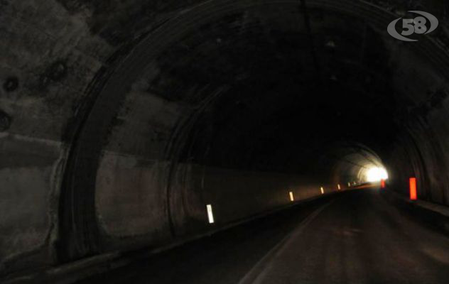 Ofantina, di nuovo al buio la galleria San Mango-Paternopoli / VIDEO