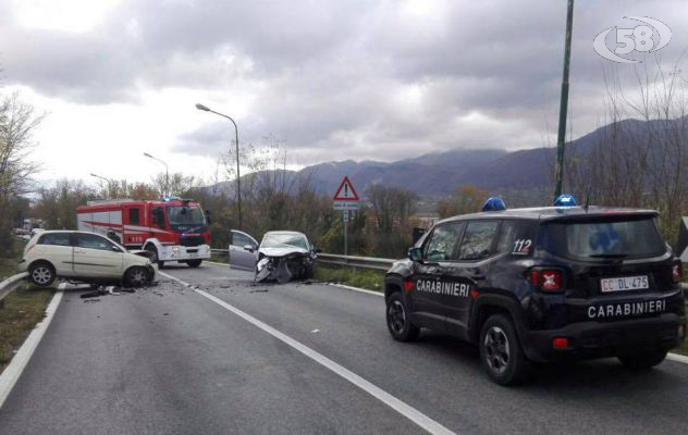 Lioni, frontale tra due auto: ci sono feriti 