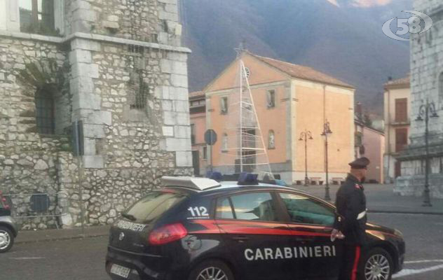 Luminarie natalizie allacciate abusivamente alla rete pubblica