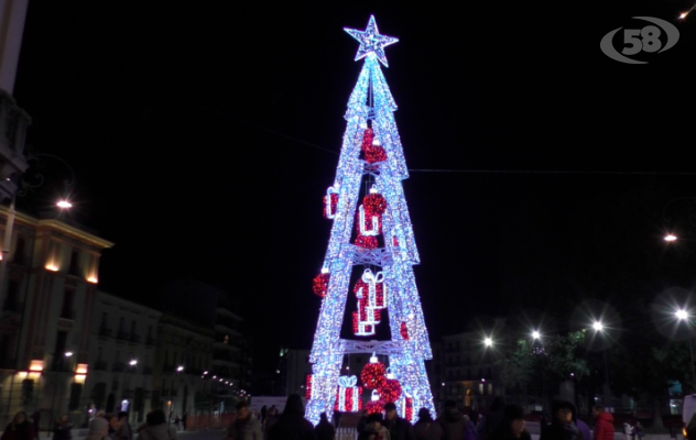 E luce fu. Al via il Natale del capoluogo: luminarie e mercatini