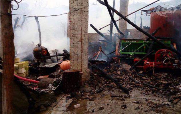 Ariano, in fiamme capannone agricolo