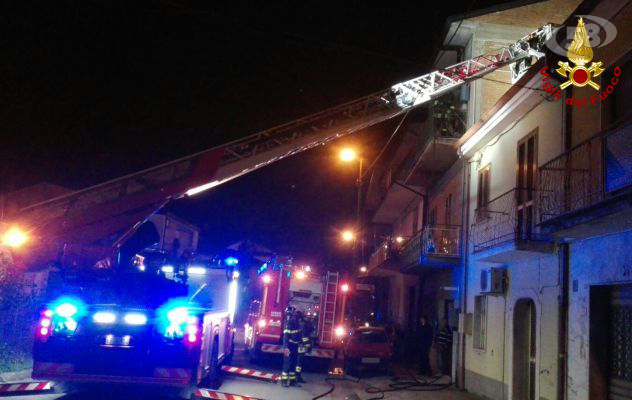 Svegliati dal fuoco: casa in fiamme a Summonte