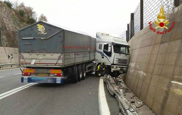 Ofantina, Tir finisce contro un muro