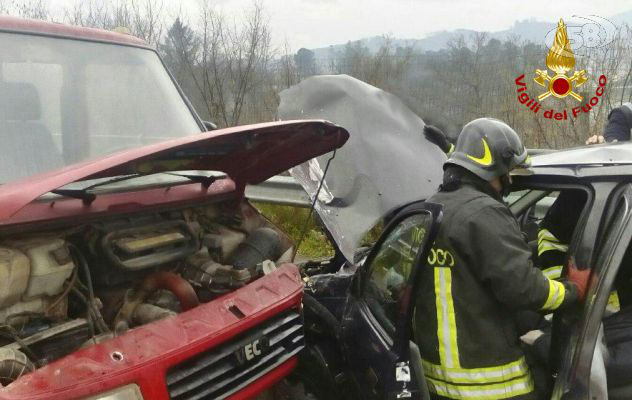 Scontro tra auto e furgone: conducente resta incastrato
