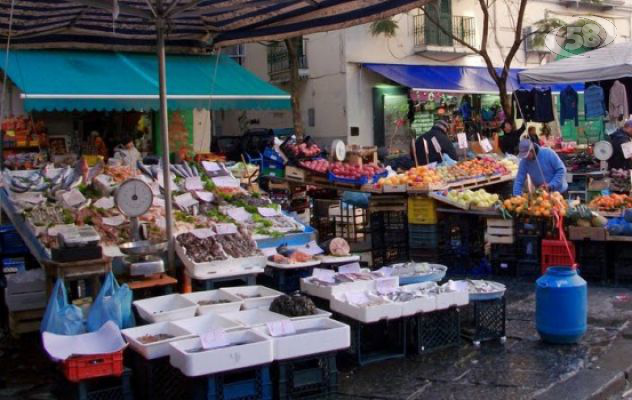 Nel ''suk'' di Napoli, dove per il cenone trionfa sua maestà il capitone /VIDEO