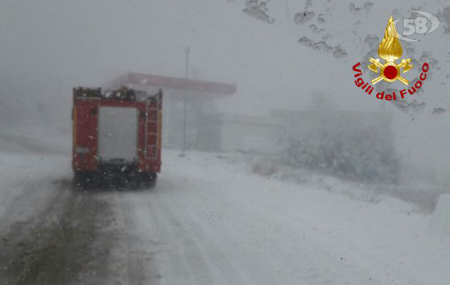 Bloccati nella neve con bambini a bordo: salvati dai caschi rossi