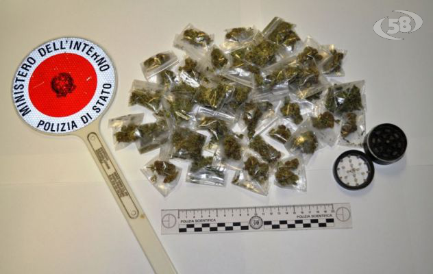 Base di spaccio in casa dei genitori: in manette un minorenne e una ragazza 19enne. Denunciato per aggressione un terzo giovane