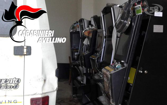 Rubano video pocker e sigarette: braccati, si danno alla fuga