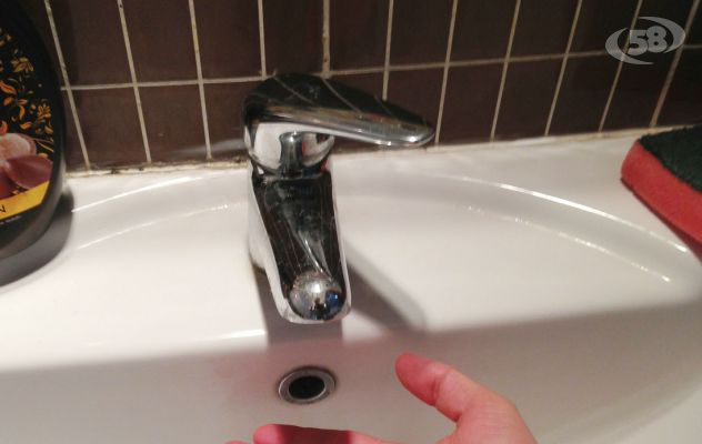 Acqua, cittadini stremati: servizio interrotto già dalle prime ore del pomeriggio