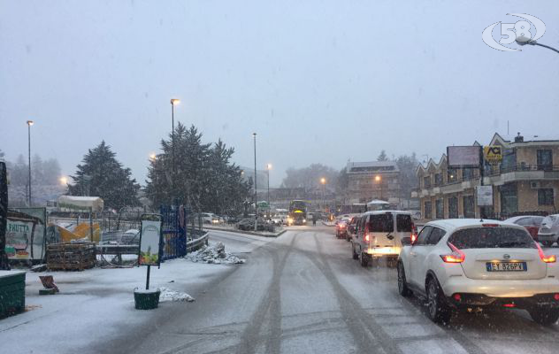 Torna la neve. Autostrade di nuovo in tilt. Scuole chiuse