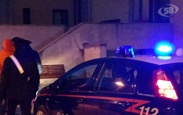 Prende il padre a calci e pugni: ventenne nei guai