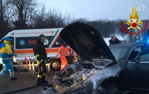 Sbanda, finisce contro un muro e l'auto prende fuoco
