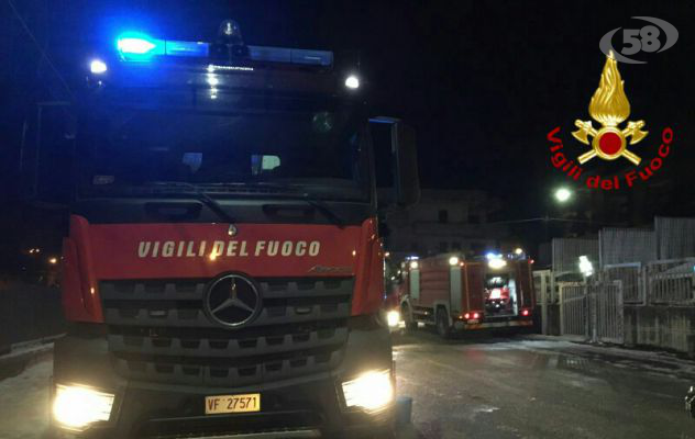 Casa in fiamme, bambini in salvo. Cane resta intossicato