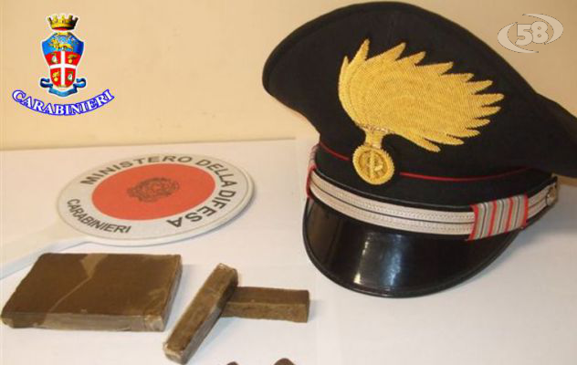 Trovati con 200 grammi di hashish in macchina: pusher in manette