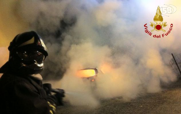 Montemiletto, auto in fiamme danneggia la parete del castello
