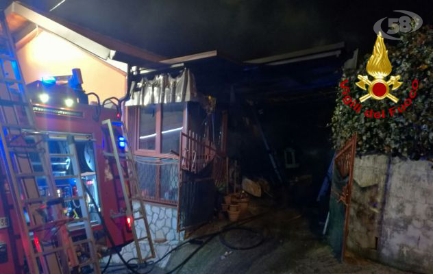Tettoia in fiamme a Chiusano San Domenico: nessun ferito