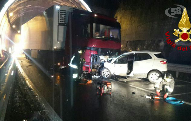 Schianto sull'Ofantina: donna incastrata tra le lamiere