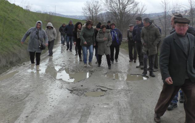 Creta, contrada colabrodo. I residenti: la pazienza è finita/SPECIALE