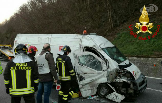 Portavalori sbanda e si ribalta: due in ospedale