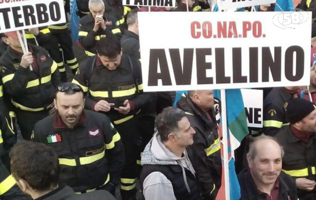 ''Ci chiamano eroi ma ci pagano poco '': Vigili del Fuoco in piazza