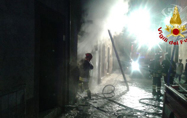 Casa avvolta dalle fiamme: nessun ferito