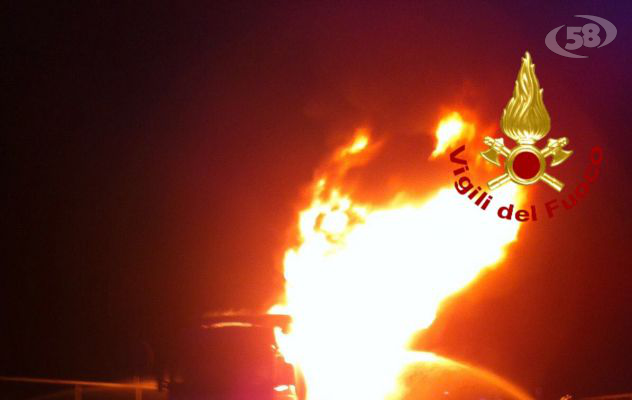 In fiamme autocisterna con 30mila litri di gasolio