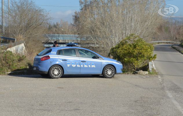 Tenta di rubare in una casa, 37enne inseguito e bloccato dalla Polizia