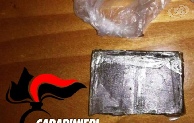 Grotta, getta mezzo chilo di hashish dal finestrino: arrestato