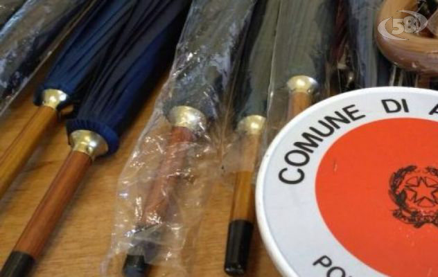 Vendevano ombrelli in centro: decreto di espulsione per due senegalesi