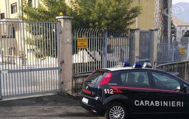 Rubano ringhiera da una strada comunale