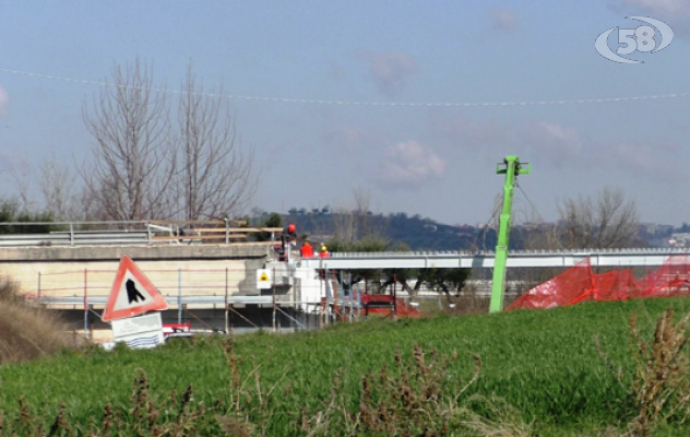 Manna Tre-Torri, giù il ponte: si parte con la ricostruzione