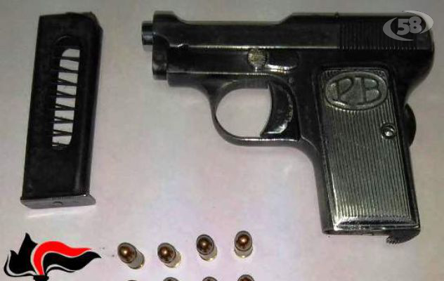 Pistola e cartucce nel borsello, arrestato