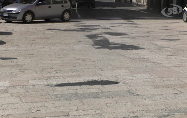 Ariano, ''piazza rattoppata in maniera indecorosa'': è polemica