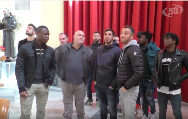 Giocatori dell'Avellino in visita alla Collegiata di Solofra / VIDEO