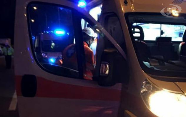 Auto contro un albero, feriti quattro giovani