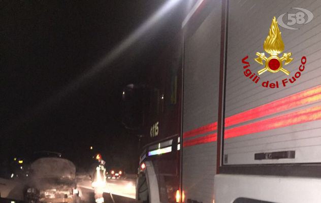 Ofantina, auto va a fuoco: paura per una coppia di Bagnoli