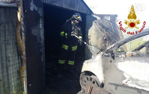 Andretta, in fiamme capannone e un'autovettura