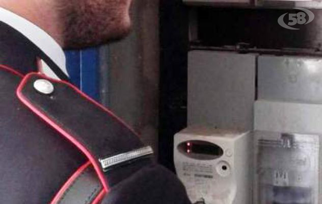 Ruba energia elettrica, denunciato proprietario di un negozio
