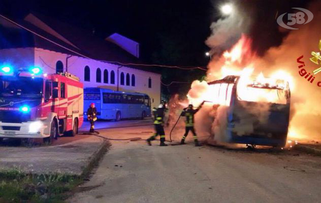 Autobus avvolto dalle fiamme: panico in paese