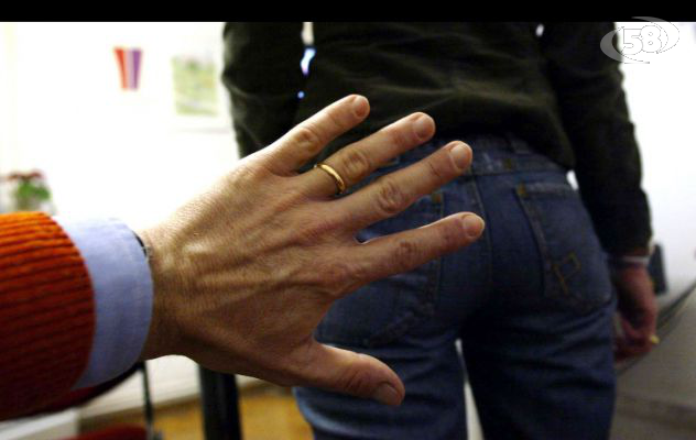 Relazione con l'alunna: il professore torna in carcere