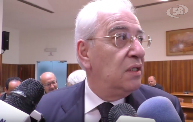 Foti risponde ''ai personaggi in cerca d'autore'': ''Il teatro non chiude''