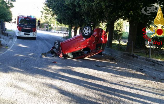 Auto si ribalta, 4 giovani in ospedale