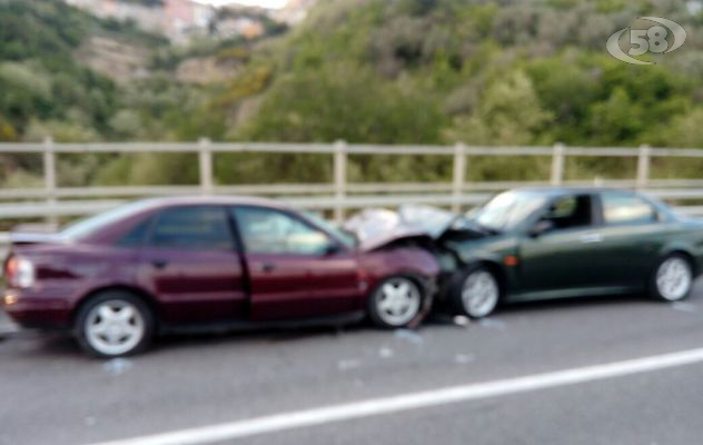 Ariano, sconto tra auto: 3 feriti /VIDEO